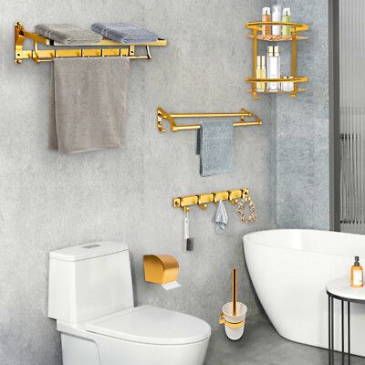 Gouden toiletrolhouder en accessoires in een moderne badkamer.