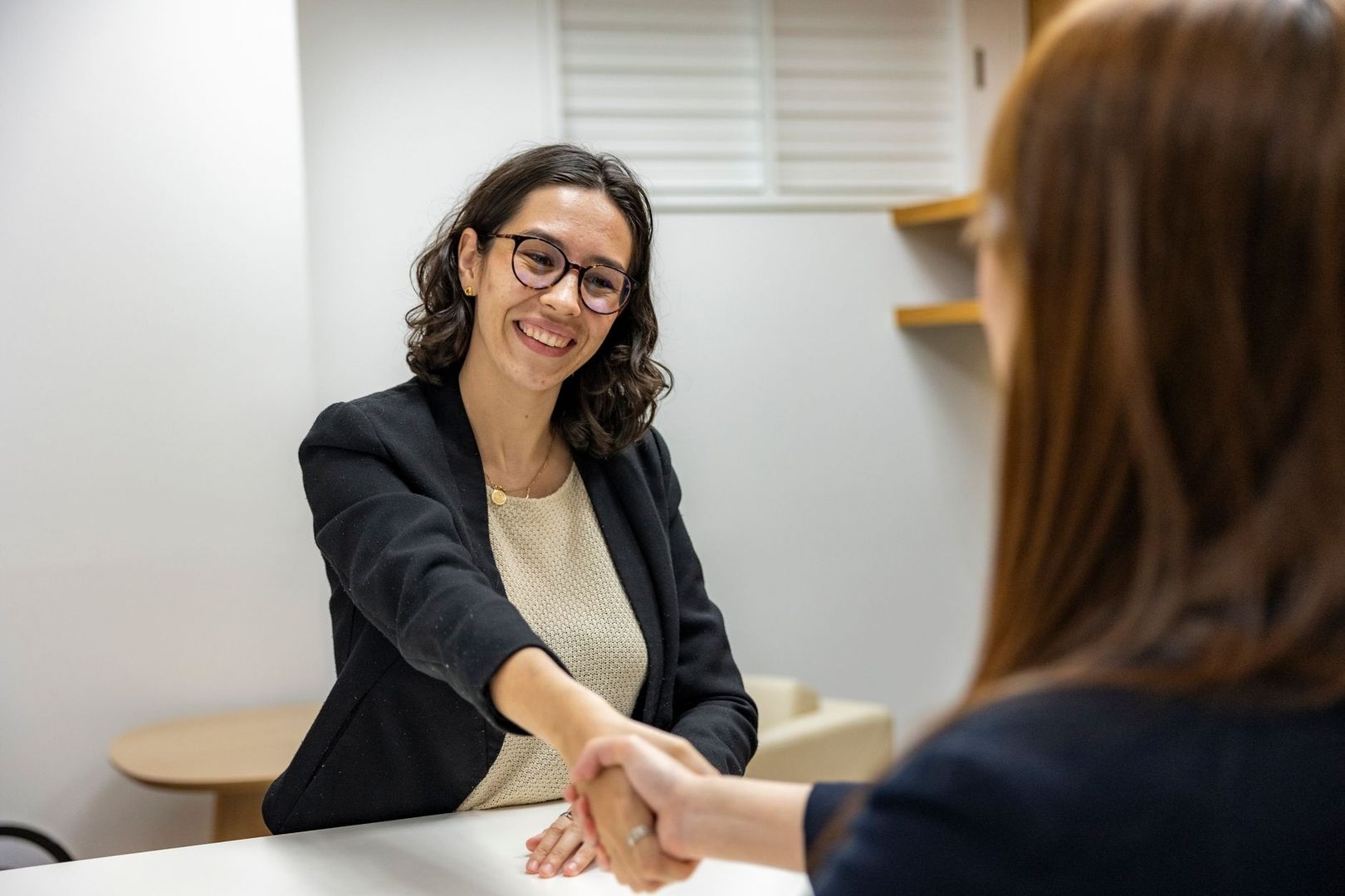 Twee professionals schudden elkaar de hand tijdens een zakelijk gesprek